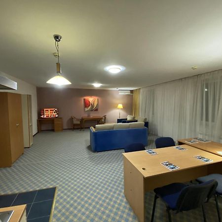 Green Hotel Atyraū エクステリア 写真