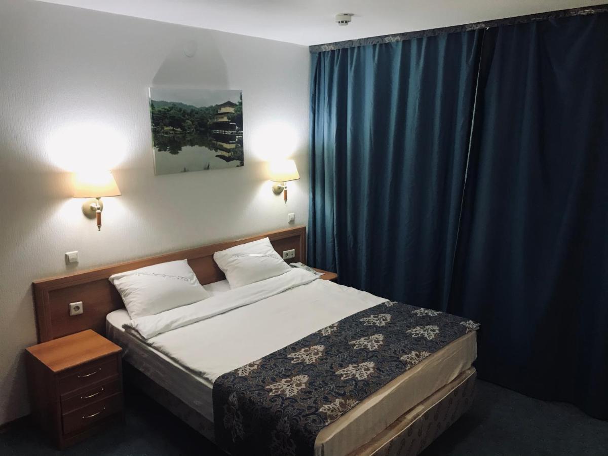 Green Hotel Atyraū エクステリア 写真