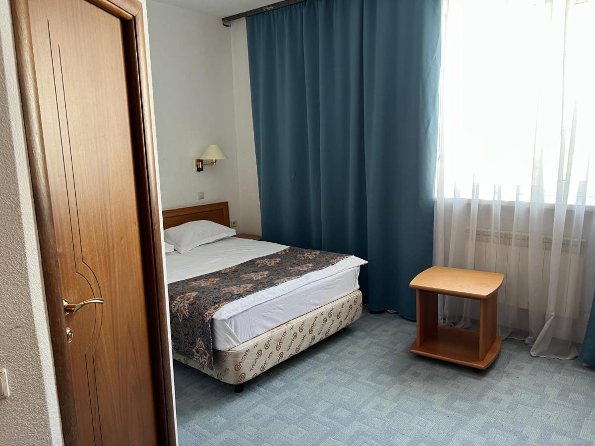Green Hotel Atyraū エクステリア 写真