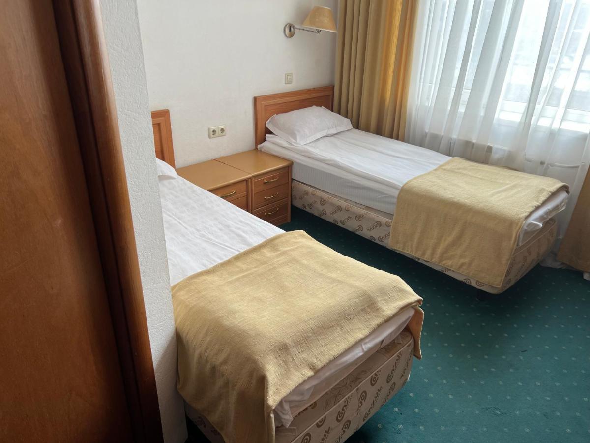 Green Hotel Atyraū エクステリア 写真