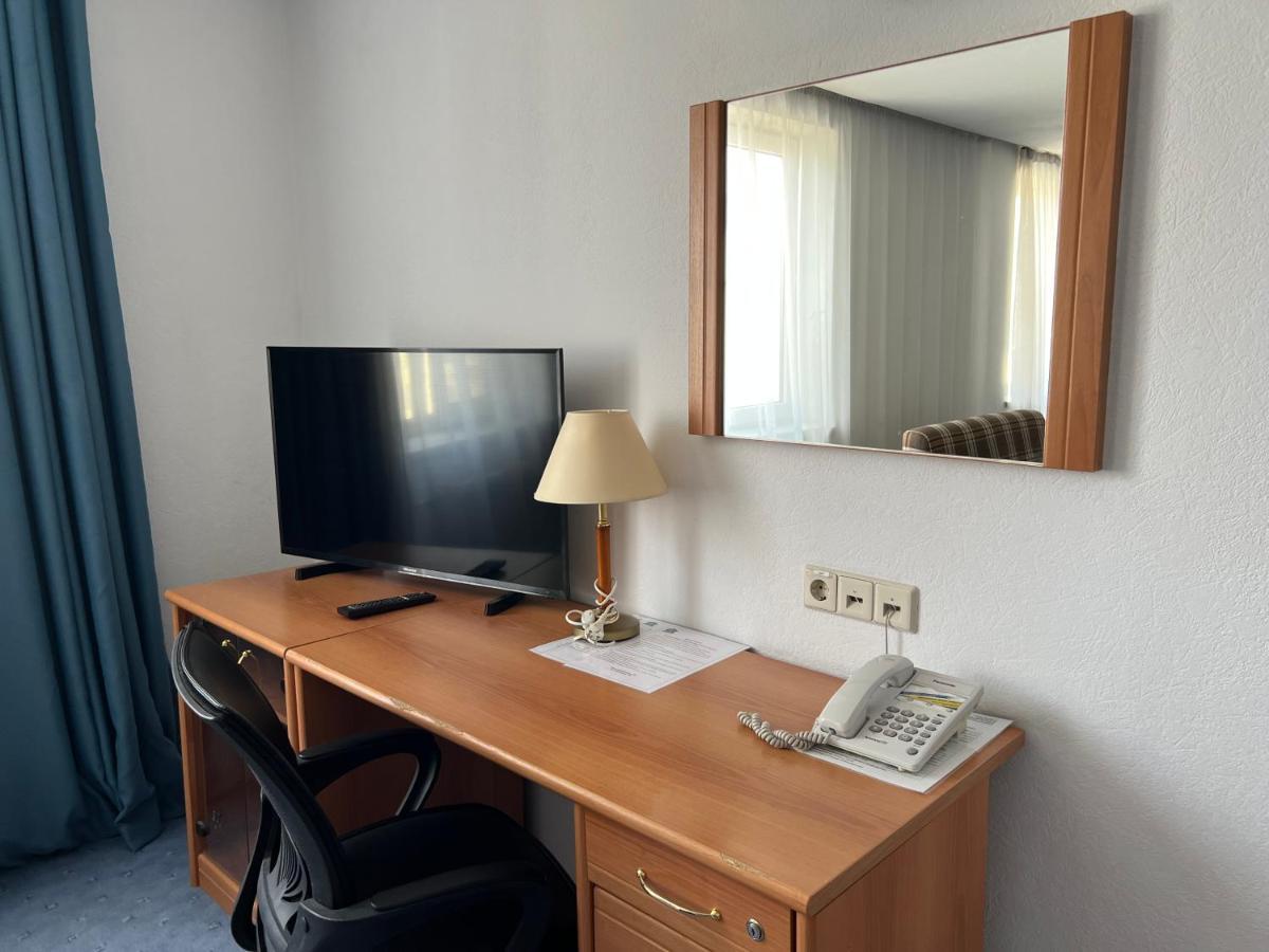 Green Hotel Atyraū エクステリア 写真