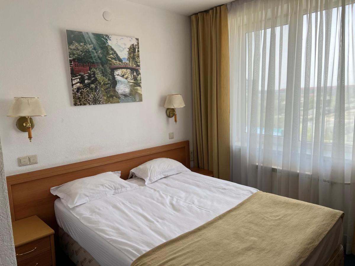 Green Hotel Atyraū エクステリア 写真