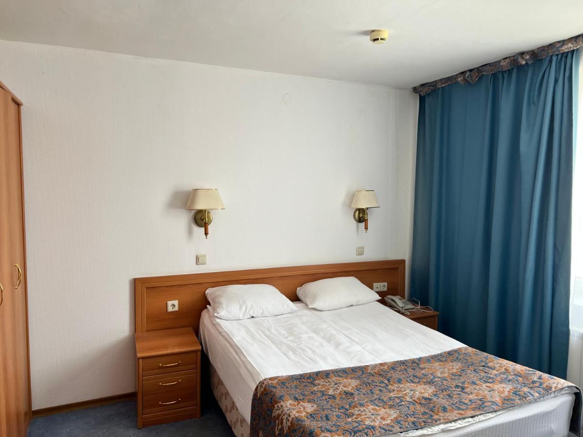 Green Hotel Atyraū エクステリア 写真