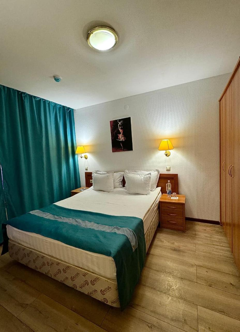 Green Hotel Atyraū エクステリア 写真