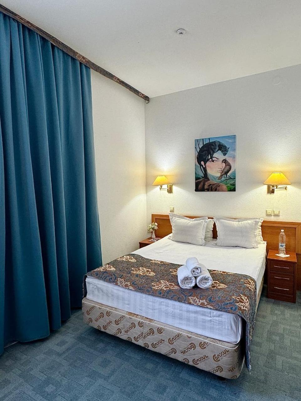 Green Hotel Atyraū エクステリア 写真