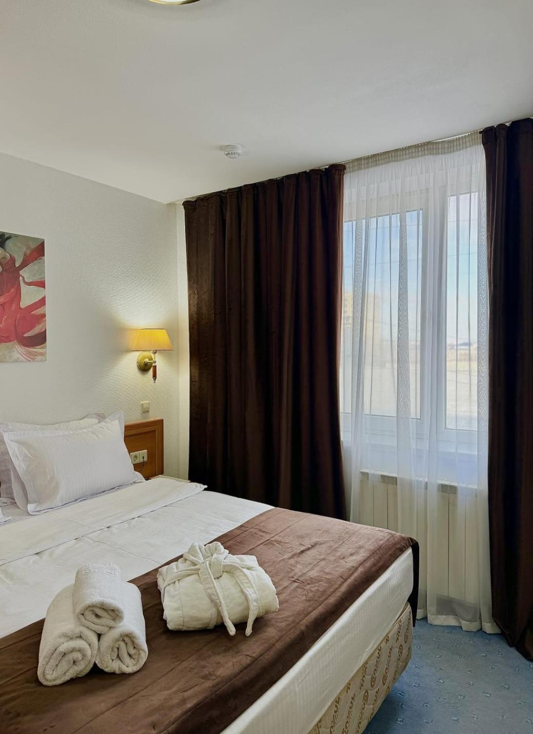 Green Hotel Atyraū エクステリア 写真