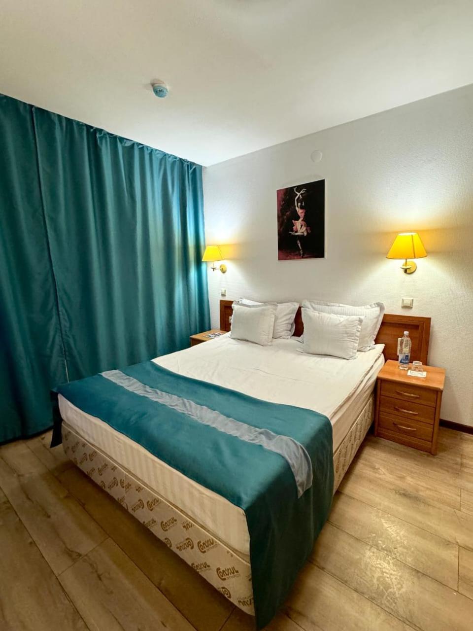 Green Hotel Atyraū エクステリア 写真