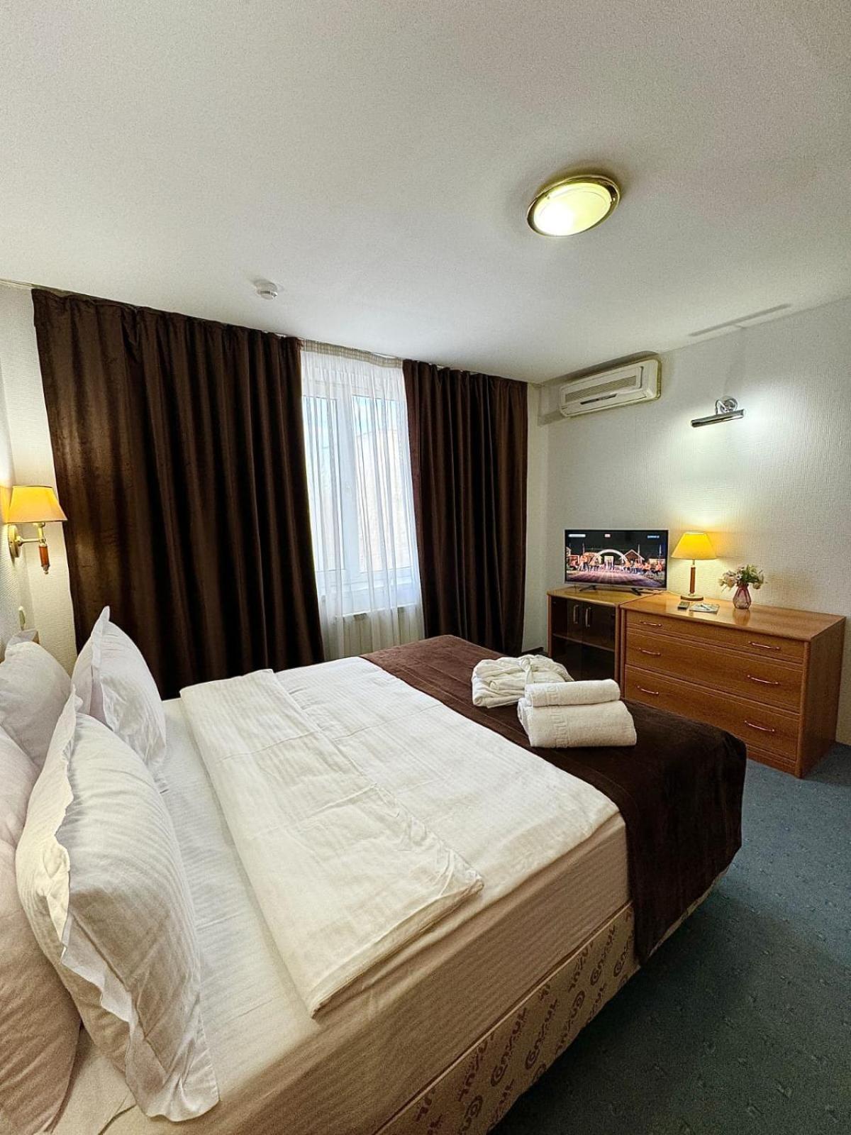 Green Hotel Atyraū エクステリア 写真