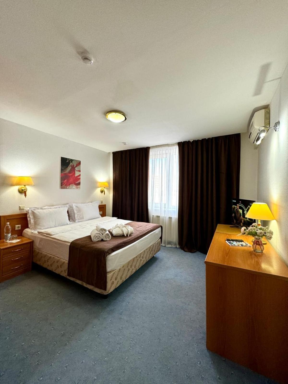 Green Hotel Atyraū エクステリア 写真