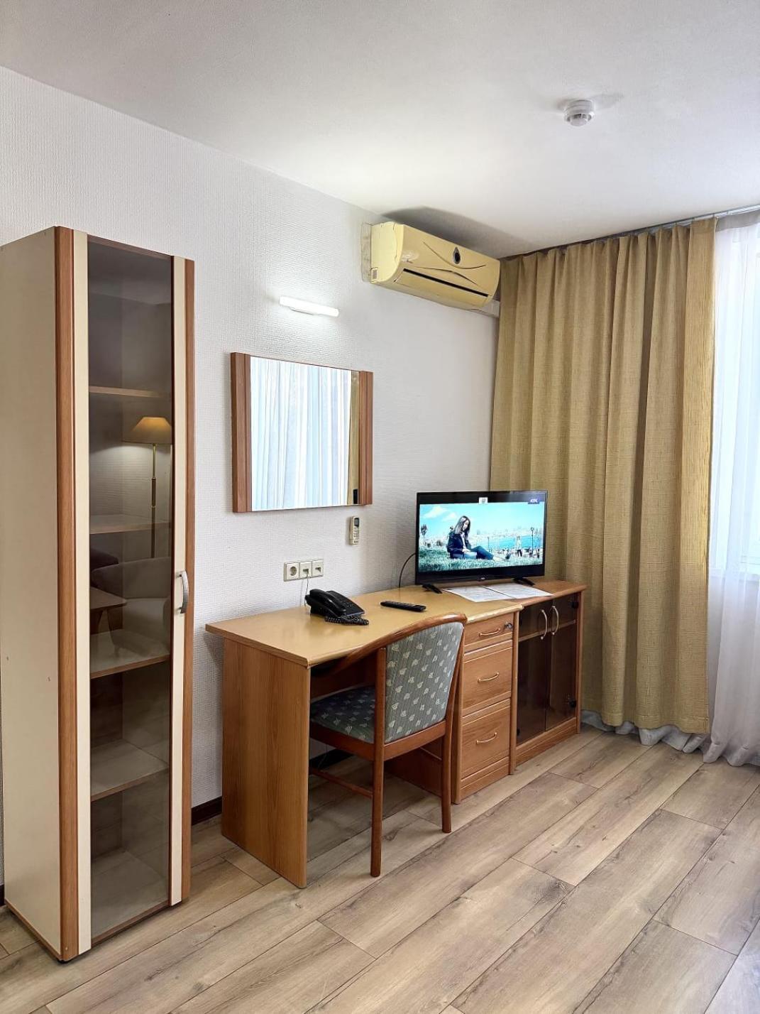 Green Hotel Atyraū エクステリア 写真