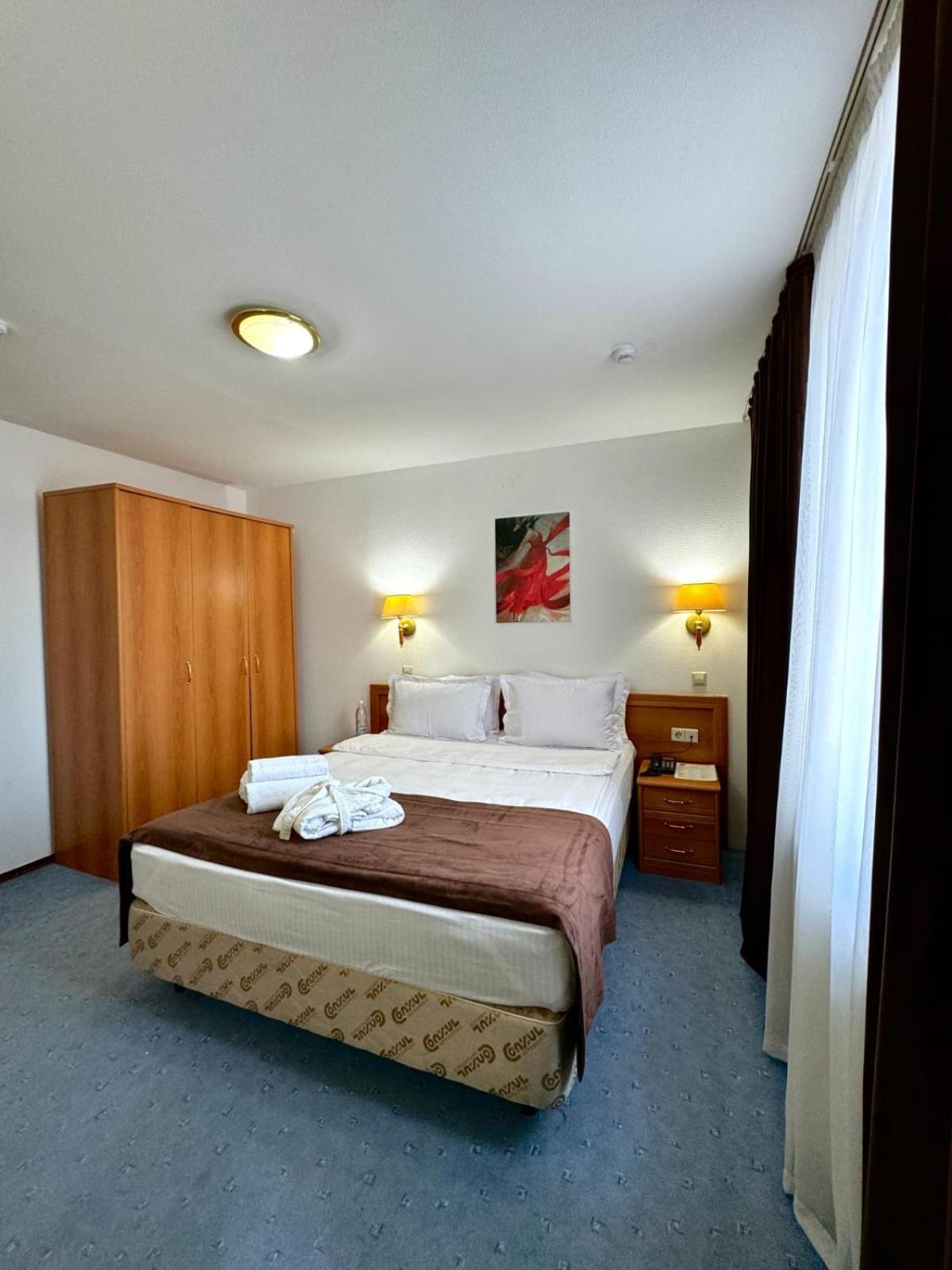 Green Hotel Atyraū エクステリア 写真