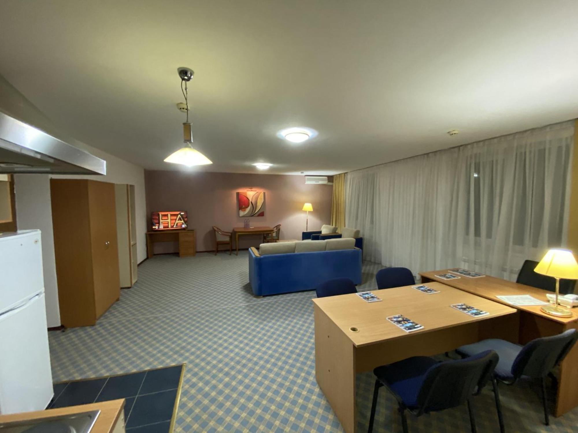 Green Hotel Atyraū エクステリア 写真