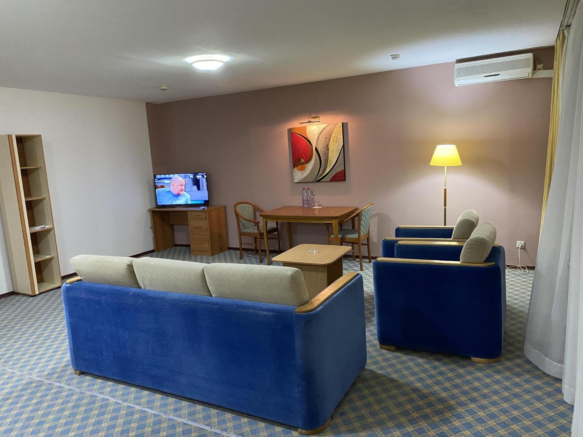 Green Hotel Atyraū エクステリア 写真